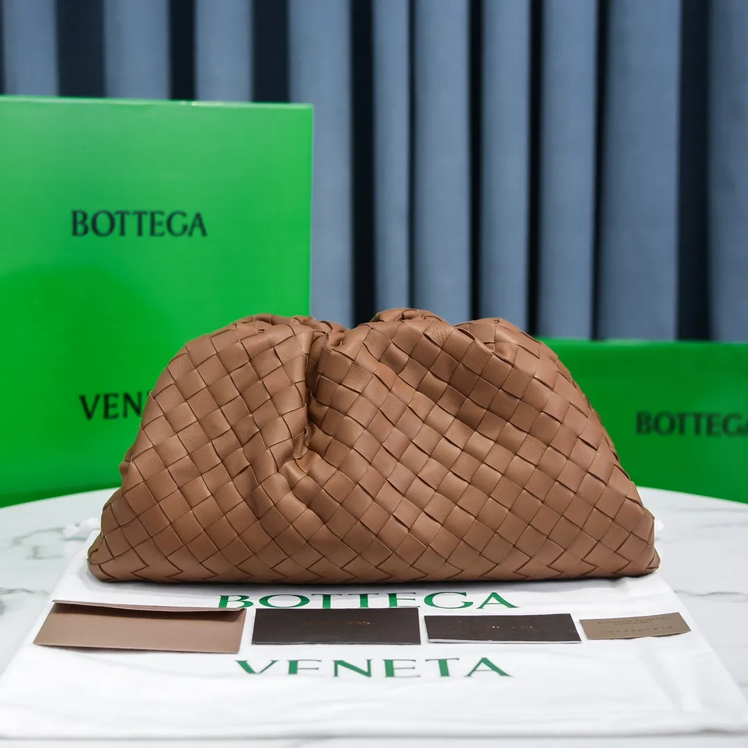 🔥🔥The counterattack of the popular Bottega Veneta started with this series of cloud bags, which went viral in the fashion circle and started a craze! Out of stock, out of stock, out of stock... One piece is hard to find, super hard to buy, regardless of age, season, or occasion. Very classy. Really, if you carry this on the road, it will turn heads! This is also the reason why this series is so expensive. Large size: 38*20*8.5cm [Big clouds and large grid weaving]